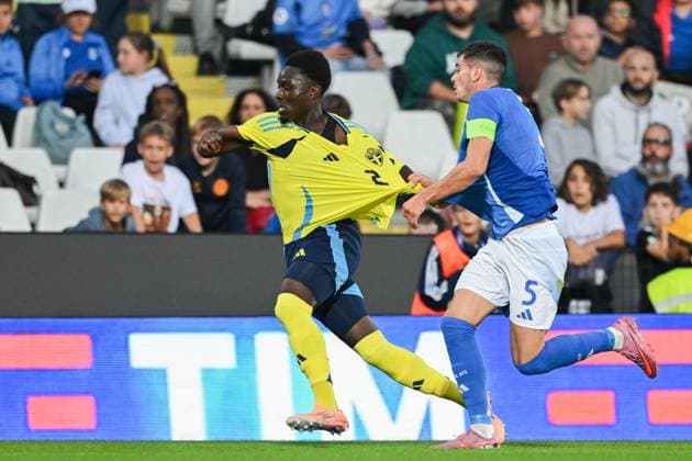 251010 Genesis Antwi of Sweden and Luca Lipani of Italy during the UEFA Under-21 qualifier football match between Italy and Sweden on October 10, 2025 in Cesena. Photo: Matteo Gribaudi BILDBYRAN kod XY XY0079 fotboll football soccer fotball U21, U 21 em em uefa under 21 championship European Championship, EM, Europameisterschaft italien italy italia sverige sweden bbeng Copyright: MatteoxGribaudi BB251010BB474