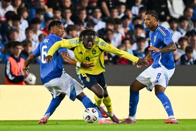 251010 Alieu Njie of Sweden against Filippo Mane and Cher Ndour of Italy during the UEFA Under-21 qualifier football match between Italy and Sweden on October 10, 2025 in Cesena. Photo: Matteo Gribaudi BILDBYRAN kod XY XY0079 fotboll football soccer fotball U21, U 21 em em uefa under 21 championship European Championship, EM, Europameisterschaft italien italy italia sverige sweden bbeng Copyright: MatteoxGribaudi BB251010BB475