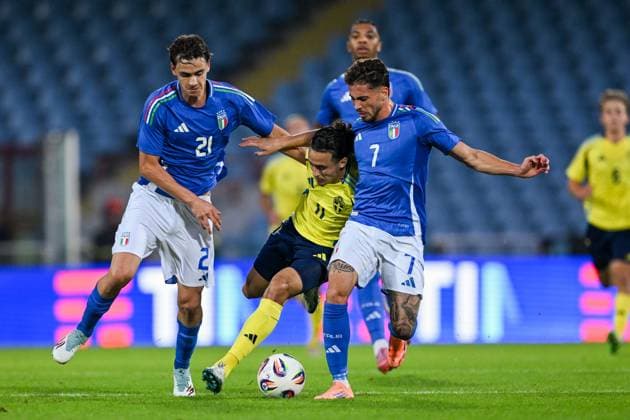 251010 Amin Boudri of Sweden against Niccolo Pisilli and Luigi Cherubini of Italy during the UEFA Under-21 qualifier football match between Italy and Sweden on October 10, 2025 in Cesena. Photo: Matteo Gribaudi BILDBYRAN kod XY XY0079 fotboll football soccer fotball U21, U 21 em em uefa under 21 championship European Championship, EM, Europameisterschaft italien italy italia sverige sweden bbeng Copyright: MatteoxGribaudi BB251010BB476