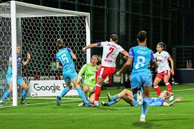 Fußball I Frauen I Saison 2025-2026 I Bundesliga I 6. Spieltag I RB Leipzig - SGS Essen I 10.10.2025 Giovanna Hoffmann (7, Rasenballsport Leipzig) erzielt das Tor zum 1:0 Leipzig RB Trainingszentrum, Cottaweg 7 Sachsen Deutschland Copyright: xLobeca InesxHähnelx