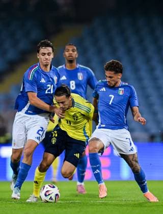 251010 Amin Boudri of Sweden against Niccolo Pisilli and Luigi Cherubini of Italy during the UEFA Under-21 qualifier football match between Italy and Sweden on October 10, 2025 in Cesena. Photo: Matteo Gribaudi BILDBYRAN kod XY XY0079 fotboll football soccer fotball U21, U 21 em em uefa under 21 championship European Championship, EM, Europameisterschaft italien italy italia sverige sweden bbeng Copyright: MatteoxGribaudi BB251010BB478