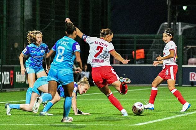 Fußball I Frauen I Saison 2025-2026 I Bundesliga I 6. Spieltag I RB Leipzig - SGS Essen I 10.10.2025 Torschuss Giovanna Hoffmann (7, Rasenballsport Leipzig), Julia Debitzki (23, SGS Essen) (am Boden) kommt zu spät Leipzig RB Trainingszentrum, Cottaweg 7 Sachsen Deutschland Copyright: xLobeca InesxHähnelx