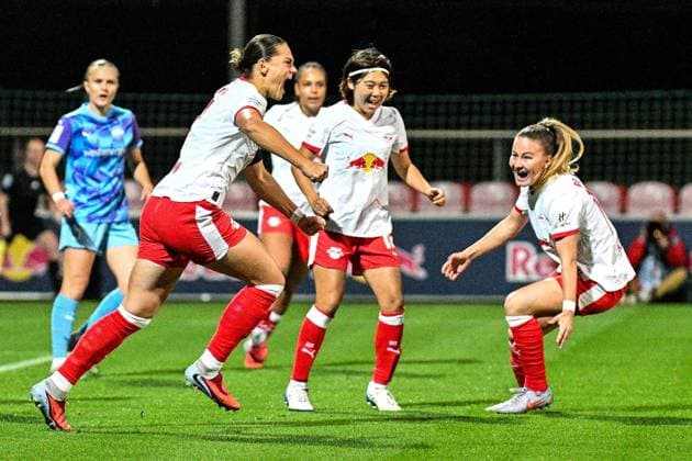 Fußball I Frauen I Saison 2025-2026 I Bundesliga I 6. Spieltag I RB Leipzig - SGS Essen I 10.10.2025 Torjubel Torschützin Giovanna Hoffmann (7, Rasenballsport Leipzig) mit Mai Kadowaki (15, Rasenballsport Leipzig) und Annabel Schasching (16, Rasenballsport Leipzig) (v.l.n.r.) Leipzig RB Trainingszentrum, Cottaweg 7 Sachsen Deutschland Copyright: xLobeca InesxHähnelx