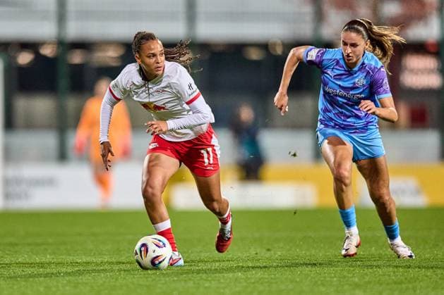 10.10.2025, GER, Frauenfußball, BL, 2025 2026, RB Leipzig - SGS Essen Lisa Baum (11, RB Leipzig, li.), Freisteller, Aktion, mit Ball, dribbelt davon Leipzig Trainingszentrum der Roten Bulle Sachsen Deutschland