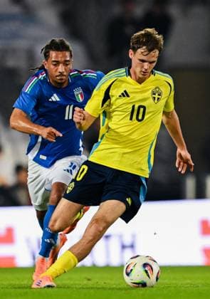 251010 Williot Swedberg of Sweden and Luca Koleosho of Italy during the UEFA Under-21 qualifier football match between Italy and Sweden on October 10, 2025 in Cesena. Photo: Matteo Gribaudi BILDBYRAN kod XY XY0079 fotboll football soccer fotball U21, U 21 em em uefa under 21 championship European Championship, EM, Europameisterschaft italien italy italia sverige sweden bbeng Copyright: MatteoxGribaudi BB251010BB484