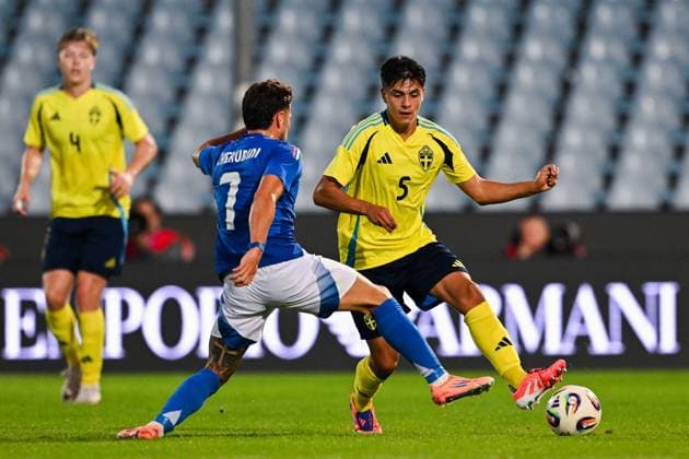251010 Luigi Cherubini of Italy and Matteo Perez Vinlöf of Sweden during the UEFA Under-21 qualifier football match between Italy and Sweden on October 10, 2025 in Cesena. Photo: Matteo Gribaudi BILDBYRAN kod XY XY0079 fotboll football soccer fotball U21, U 21 em em uefa under 21 championship European Championship, EM, Europameisterschaft italien italy italia sverige sweden bbeng Copyright: MatteoxGribaudi BB251010BB485