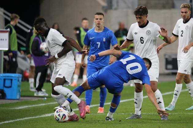 10.10.2025, xmohx, Fussball U 21 EM Qualifikation, Deutschland - Griechenland v.l. Noel Aseko (Deutsche Fussball Nationalmannschaft DFB U21, U 21 Dimitrios Kaloskamis (Griechenland U21) Zweikampf, Aktion, action, battle for the ball Tom Bischof (Deutsche Fussball Nationalmannschaft DFB U21) (DFL DFB REGULATIONS PROHIBIT ANY USE OF PHOTOGRAPHS as IMAGE SEQUENCES and or QUASI-VIDEO) Jena