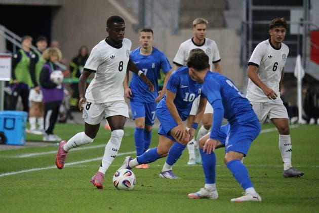10.10.2025, xmohx, Fussball U 21 EM Qualifikation, Deutschland - Griechenland v.l. Noel Aseko (Deutsche Fussball Nationalmannschaft DFB U21, U 21 Dimitrios Kaloskamis (Griechenland U21) Zweikampf, Aktion, action, battle for the ball Tom Bischof (Deutsche Fussball Nationalmannschaft DFB U21) (DFL DFB REGULATIONS PROHIBIT ANY USE OF PHOTOGRAPHS as IMAGE SEQUENCES and or QUASI-VIDEO) Jena