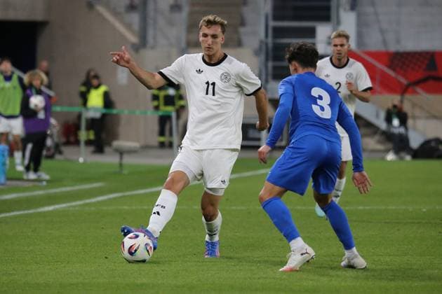 10.10.2025, xmohx, Fussball U 21 EM Qualifikation, Deutschland - Griechenland v.l. Nelson Weiper (Deutsche Fussball Nationalmannschaft DFB U21, U 21 Noa Tzeims Alen (Griechenland U21) Zweikampf, Aktion, action, battle for the ball (DFL DFB REGULATIONS PROHIBIT ANY USE OF PHOTOGRAPHS as IMAGE SEQUENCES and or QUASI-VIDEO) Jena