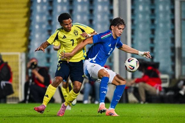 251010 Momodou Sonko of Sweden and Marco Palestra of Italy during the UEFA Under-21 qualifier football match between Italy and Sweden on October 10, 2025 in Cesena. Photo: Matteo Gribaudi BILDBYRAN kod XY XY0079 fotboll football soccer fotball U21, U 21 em em uefa under 21 championship European Championship, EM, Europameisterschaft italien italy italia sverige sweden bbeng Copyright: MatteoxGribaudi BB251010BB491