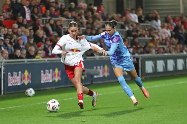 Google Pixel Frauen-Bundesliga, RB Leipzig - SGS Essen; 10.10.2025 Marlene Müller (27, RB Leipzig) gegen Kassandra Potsi (28, SGS Essen). Fußball, Google Pixel Frauen-Bundesliga, Saison 2025 2026, 6. Spieltag: RB Leipzig vs. SGS Essen am 10.10.2025, Trainingszentrum Cottaweg, Leipzig. DFB REGULATIONS PROHIBIT ANY USE OF PHOTOGRAPHS AS IMAGE SEQUENCES AND OR QUASI-VIDEO. Copyright: xBEAUTIFULxSPORTS JanxKaeferx
