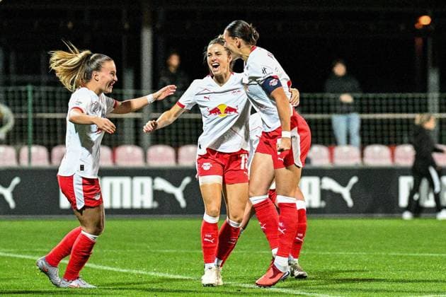 Fußball I Frauen I Saison 2025-2026 I Bundesliga I 6. Spieltag I RB Leipzig - SGS Essen I 10.10.2025 Torjubel Annabel Schasching (16, Rasenballsport Leipzig), Sandra Starke (13, Rasenballsport Leipzig) und Torschützin Giovanna Hoffmann (7, Rasenballsport Leipzig) (v.l.n.r.) Leipzig RB Trainingszentrum, Cottaweg 7 Sachsen Deutschland Copyright: xLobeca InesxHähnelx