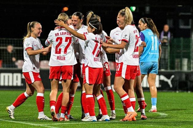 Fußball I Frauen I Saison 2025-2026 I Bundesliga I 6. Spieltag I RB Leipzig - SGS Essen I 10.10.2025 Torjubel Giovanna Hoffmann (7, Rasenballsport Leipzig) (3.v.l.) mit ihrem Team Leipzig RB Trainingszentrum, Cottaweg 7 Sachsen Deutschland Copyright: xLobeca InesxHähnelx