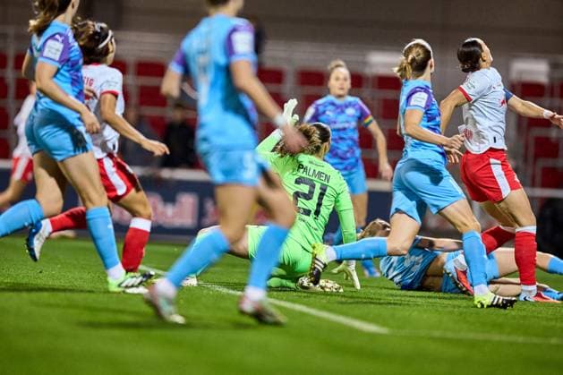 10.10.2025, GER, Frauenfußball, BL, 2025 2026, RB Leipzig - SGS Essen Luisa Palmen (21, SGS Essen), im Gewühl, vorm Tor Leipzig Trainingszentrum der Roten Bulle Sachsen Deutschland