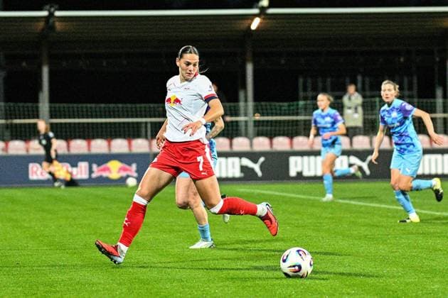 Fußball I Frauen I Saison 2025-2026 I Bundesliga I 6. Spieltag I RB Leipzig - SGS Essen I 10.10.2025 Giovanna Hoffmann (7, Rasenballsport Leipzig) bekommt den Ball zugepasst Freisteller, Nahaufnahme, Porträt, Portrait, Einzelfoto, Einzelbild, Körper Leipzig RB Trainingszentrum, Cottaweg 7 Sachsen Deutschland Copyright: xLobeca InesxHähnelx