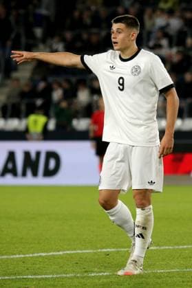 10.10.2025, xmohx, Fussball U 21 EM Qualifikation, Deutschland - Griechenland v.l. Nicolo Tresoldi (Deutsche Fussball Nationalmannschaft DFB U21, U 21 gibt Anweisungen, gestikuliert, mit den Armen gestikulieren gives instructions, gesticulate (DFL DFB REGULATIONS PROHIBIT ANY USE OF PHOTOGRAPHS as IMAGE SEQUENCES and or QUASI-VIDEO) Jena