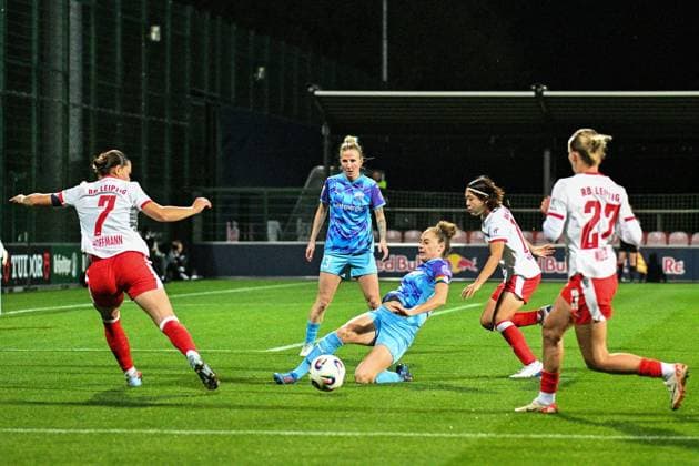 Fußball I Frauen I Saison 2025-2026 I Bundesliga I 6. Spieltag I RB Leipzig - SGS Essen I 10.10.2025 Giovanna Hoffmann (7, Rasenballsport Leipzig) bekommt den Steckpass von Mai Kadowaki (15, Rasenballsport Leipzig) zugepasst, Jacqueline Meißner (16, SGS Essen) mit der Grätsche zur Abwehr, hinter ihr steht Julia Debitzki (23, SGS Essen) parat Leipzig RB Trainingszentrum, Cottaweg 7 Sachsen Deutschland Copyright: xLobeca InesxHähnelx