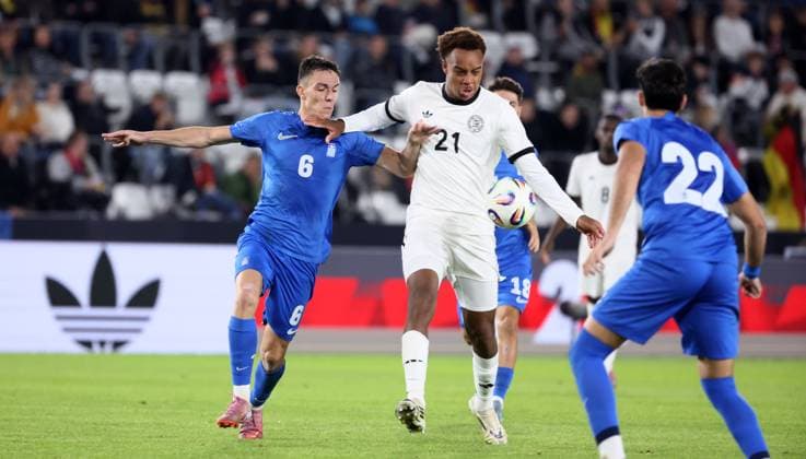 Deutschland - Griechenland U21, U 21 EM Qualifikation Jena, 10.10.2025, Ernst-Abbe-Sportfeld, Fußball, Länderspiel , U 21 Junioren EM-Qualifikation , Deutschland vs. Griechenland , Im Bild von links: Sotiris Kontouris ( 6, Griechenland), Forzan Assan Ouedraogo ( 21, Deutschland), Konstantinos Kostoulas ( 22, Griechenland). , Nur für journalistische Zwecke! For editorial use only! DFB UEFA regulations prohibit any use of photographs as image sequences and or quasi-video. ,