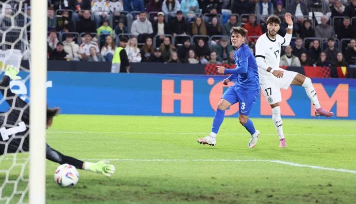 Deutschland - Griechenland U21, U 21 EM Qualifikation Jena, 10.10.2025, Ernst-Abbe-Sportfeld, Fußball, Länderspiel , U 21 Junioren EM-Qualifikation , Deutschland vs. Griechenland , Im Bild: Tor für Deutschland. Muhammed Damar ( 17, Deutschland) trifft zum 1:21 gegen Torwart Nikolaos Botis ( 1, Griechenland). , Nur für journalistische Zwecke! For editorial use only! DFB UEFA regulations prohibit any use of photographs as image sequences and or quasi-video. ,