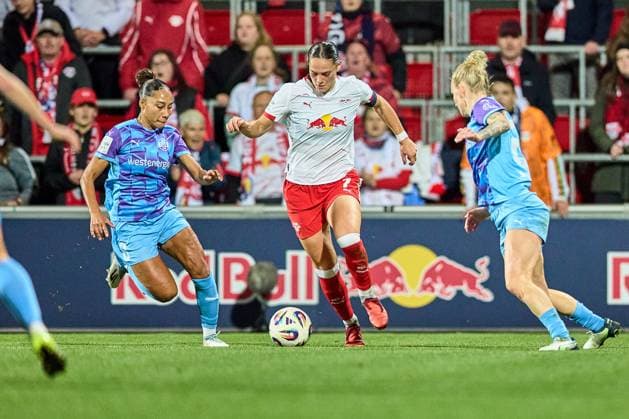 10.10.2025, GER, Frauenfußball, BL, 2025 2026, RB Leipzig - SGS Essen Giovanna Hoffmann (7, RB Leipzig), Freisteller, Aktion, mit Ball Leipzig Trainingszentrum der Roten Bulle Sachsen Deutschland