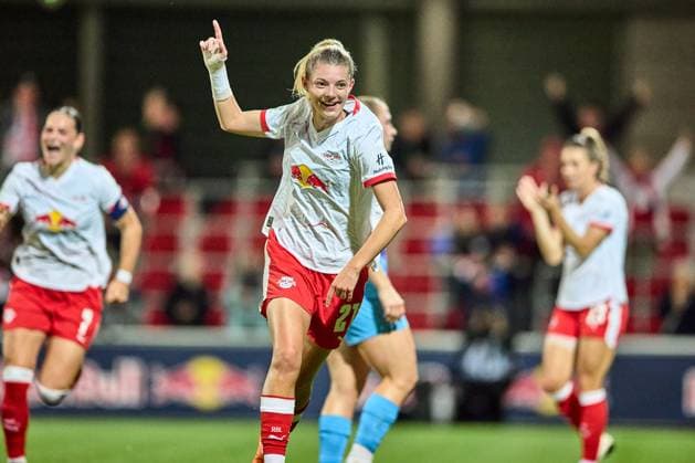 10.10.2025, GER, Frauenfußball, BL, 2025 2026, RB Leipzig - SGS Essen Julia Landenberger (21, RB Leipzig), Jubel nach Tor Leipzig Trainingszentrum der Roten Bulle Sachsen Deutschland