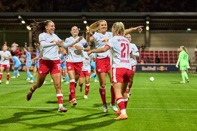 10.10.2025, GER, Frauenfußball, BL, 2025 2026, RB Leipzig - SGS Essen Mannschaft, RB Leipzig, Jubel nach 2:0 Leipzig Trainingszentrum der Roten Bulle Sachsen Deutschland