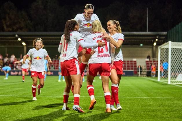 10.10.2025, GER, Frauenfußball, BL, 2025 2026, RB Leipzig - SGS Essen Mannschaft, RB Leipzig, Jubel nach 2:0 Leipzig Trainingszentrum der Roten Bulle Sachsen Deutschland
