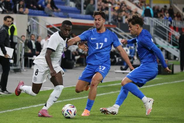10.10.2025, xmohx, Fussball U 21 EM Qualifikation, Deutschland - Griechenland v.l. Noel Aseko (Deutsche Fussball Nationalmannschaft DFB U21, U 21 Charalampos Kostoulas (Griechenland U21) Noa Tzeims Alen (Griechenland U21) Zweikampf, Aktion, action, battle for the ball (DFL DFB REGULATIONS PROHIBIT ANY USE OF PHOTOGRAPHS as IMAGE SEQUENCES and or QUASI-VIDEO) Jena
