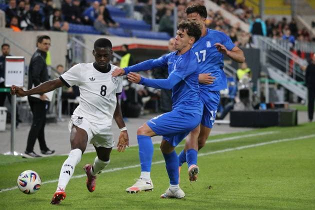 10.10.2025, xmohx, Fussball U 21 EM Qualifikation, Deutschland - Griechenland v.l. Noel Aseko (Deutsche Fussball Nationalmannschaft DFB U21, U 21 Charalampos Kostoulas (Griechenland U21) Noa Tzeims Alen (Griechenland U21) Zweikampf, Aktion, action, battle for the ball (DFL DFB REGULATIONS PROHIBIT ANY USE OF PHOTOGRAPHS as IMAGE SEQUENCES and or QUASI-VIDEO) Jena