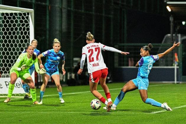 Fußball I Frauen I Saison 2025-2026 I Bundesliga I 6. Spieltag I RB Leipzig - SGS Essen I 10.10.2025 Luisa Palmen (21, SGS Essen) und Julia Debitzki (23, SGS Essen) sichern das Tor vor Marlene Müller (27, Rasenballsport Leipzig), die in den 5 Meterraum zieht, Vanessa Fürst (8, SGS Essen) mit dem Block gegen Müller Leipzig RB Trainingszentrum, Cottaweg 7 Sachsen Deutschland Copyright: xLobeca InesxHähnelx