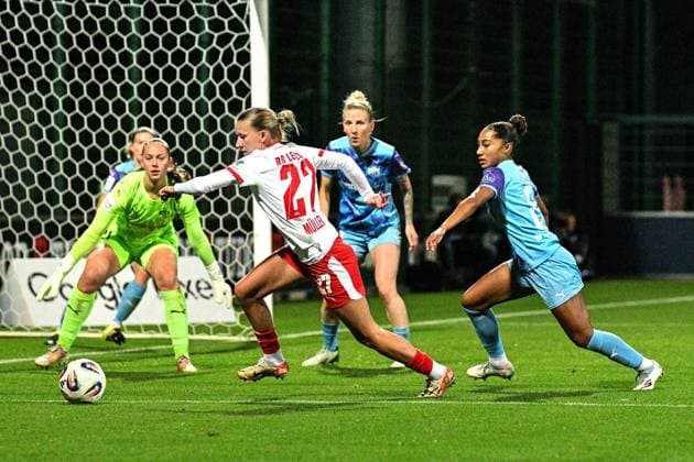 Fußball I Frauen I Saison 2025-2026 I Bundesliga I 6. Spieltag I RB Leipzig - SGS Essen I 10.10.2025 Luisa Palmen (21, SGS Essen) ist auf der Hut Marlene Müller (27, Rasenballsport Leipzig) stürmt zum Ball und hat Vanessa Fürst (8, SGS Essen) abgehängt Leipzig RB Trainingszentrum, Cottaweg 7 Sachsen Deutschland Copyright: xLobeca InesxHähnelx
