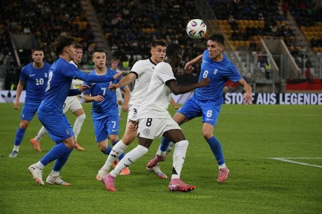 10.10.2025, xmohx, Fussball U 21 EM Qualifikation, Deutschland - Griechenland v.l. Noel Aseko (Deutsche Fussball Nationalmannschaft DFB U21, U 21 Nicolo Tresoldi (Deutsche Fussball Nationalmannschaft DFB U21) Sotirios Kontouris (Griechenland U21) Zweikampf, Aktion, action, battle for the ball (DFL DFB REGULATIONS PROHIBIT ANY USE OF PHOTOGRAPHS as IMAGE SEQUENCES and or QUASI-VIDEO) Jena