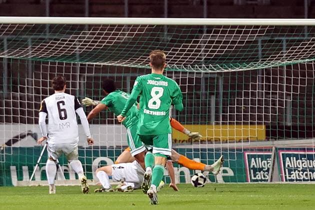 10.10.2025, xrekx, Fussball Regionalliga Suedwest, FC Homburg - FSV Frankfurt v.l. Torschuss zum 1:0 durch Ken Mata (FC 08 Homburg) (DFL DFB REGULATIONS PROHIBIT ANY USE OF PHOTOGRAPHS as IMAGE SEQUENCES and or QUASI-VIDEO) Homburg