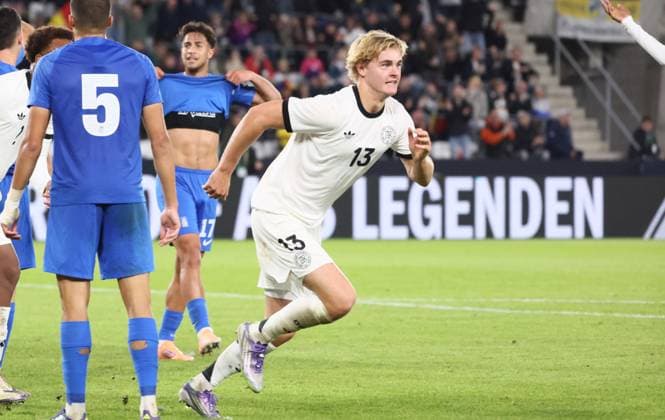 Deutschland - Griechenland U21, U 21 EM Qualifikation Jena, 10.10.2025, Ernst-Abbe-Sportfeld, Fußball, Länderspiel , U 21 Junioren EM-Qualifikation , Deutschland vs. Griechenland , Im Bild: Tor für Deutschland. Tom Alexander Rothe ( 13, Deutschland) trifft perKopf zum 2:2 und jubelt. , Nur für journalistische Zwecke! For editorial use only! DFB UEFA regulations prohibit any use of photographs as image sequences and or quasi-video. ,