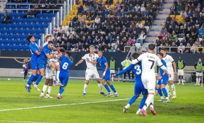 Fußball, Nachwuchs, Saison 2025 26, U21, U 21 EM-Qualifikation (Gruppe F 4. Spieltag) in Jena Deutschland - Griechenland, Tom Rothe (2. v. l., U21, Deutschland) erzielt das Tor zum 2:2, 10.10. 2025, Copyright: xMatthiasxKochx