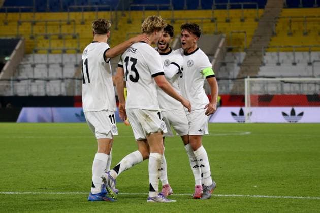 10.10.2025, xmohx, Fussball U 21 EM Qualifikation, Deutschland - Griechenland v.l. Torjubel nach dem Tor zum celebrating the goal celebrate 2:2 durch Tom Alexander Rothe (Deutsche Fussball Nationalmannschaft DFB U21, U 21 (DFL DFB REGULATIONS PROHIBIT ANY USE OF PHOTOGRAPHS as IMAGE SEQUENCES and or QUASI-VIDEO) Jena