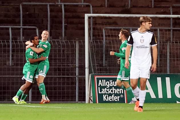 10.10.2025, xrekx, Fussball Regionalliga Suedwest, FC Homburg - FSV Frankfurt v.l. Torjubel nach dem Tor zum celebrating the goal celebrate 1:0 durch Ken Mata (FC 08 Homburg) mit Markus Mendler (FC 08 Homburg) (DFL DFB REGULATIONS PROHIBIT ANY USE OF PHOTOGRAPHS as IMAGE SEQUENCES and or QUASI-VIDEO) Homburg