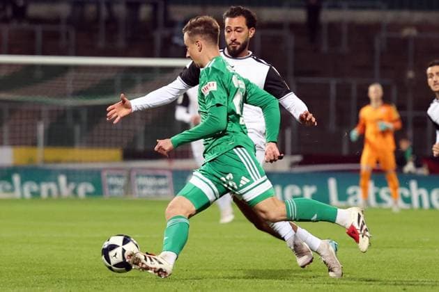 10.10.2025, xrekx, Fussball Regionalliga Suedwest, FC Homburg - FSV Frankfurt v.l. Tim Steinmetz (FC 08 Homburg) Giorgio Del Vecchio (FSV Frankfurt) (DFL DFB REGULATIONS PROHIBIT ANY USE OF PHOTOGRAPHS as IMAGE SEQUENCES and or QUASI-VIDEO) Homburg