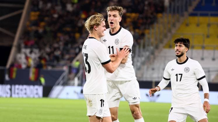 Deutschland - Griechenland U21, U 21 EM Qualifikation Jena, 10.10.2025, Ernst-Abbe-Sportfeld, Fußball, Länderspiel , U 21 Junioren EM-Qualifikation , Deutschland vs. Griechenland , Im Bild: Tor für Deutschland. Tom Alexander Rothe ( 13, Deutschland) trifft perKopf zum 2:2 und jubelt mit den Teamkollegen. Tom Alexander Rothe ( 13, Deutschland), Muhammed Damar ( 17, Deutschland). , Nur für journalistische Zwecke! For editorial use only! DFB UEFA regulations prohibit any use of photographs as image sequences and or quasi-video. ,