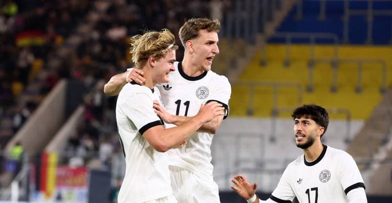 Deutschland - Griechenland U21, U 21 EM Qualifikation Jena, 10.10.2025, Ernst-Abbe-Sportfeld, Fußball, Länderspiel , U 21 Junioren EM-Qualifikation , Deutschland vs. Griechenland , Im Bild: Tor für Deutschland. Tom Alexander Rothe ( 13, Deutschland) trifft perKopf zum 2:2 und jubelt mit den Teamkollegen. Tom Alexander Rothe ( 13, Deutschland), Muhammed Damar ( 17, Deutschland). , Nur für journalistische Zwecke! For editorial use only! DFB UEFA regulations prohibit any use of photographs as image sequences and or quasi-video. ,