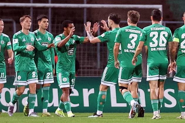 10.10.2025, xrekx, Fussball Regionalliga Suedwest, FC Homburg - FSV Frankfurt v.l. Torjubel nach dem Tor zum celebrating the goal celebrate 1:0 durch Ken Mata (FC 08 Homburg) (DFL DFB REGULATIONS PROHIBIT ANY USE OF PHOTOGRAPHS as IMAGE SEQUENCES and or QUASI-VIDEO) Homburg