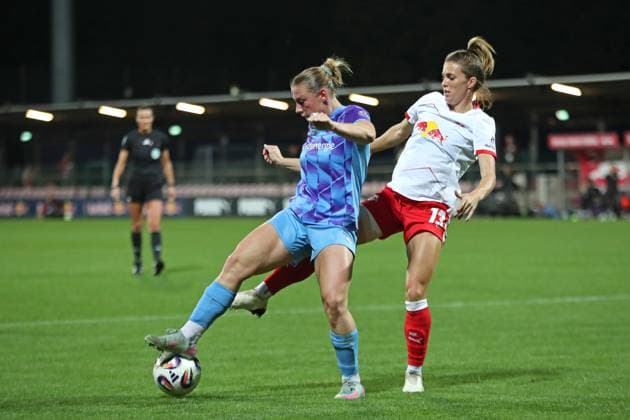 Google Pixel Frauen-Bundesliga, RB Leipzig - SGS Essen; 10.10.2025 Ramona Maier (9, SGS Essen) vor Sandra Starke (13, RB Leipzig). Fußball, Google Pixel Frauen-Bundesliga, Saison 2025 2026, 6. Spieltag: RB Leipzig vs. SGS Essen am 10.10.2025, Trainingszentrum Cottaweg, Leipzig. DFB REGULATIONS PROHIBIT ANY USE OF PHOTOGRAPHS AS IMAGE SEQUENCES AND OR QUASI-VIDEO. Copyright: xBEAUTIFULxSPORTS JanxKaeferx