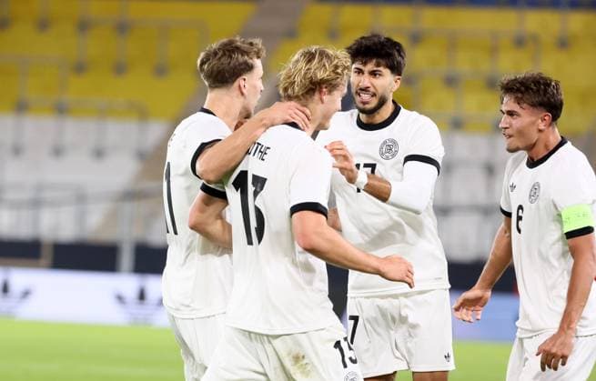 Deutschland - Griechenland U21, U 21 EM Qualifikation Jena, 10.10.2025, Ernst-Abbe-Sportfeld, Fußball, Länderspiel , U 21 Junioren EM-Qualifikation , Deutschland vs. Griechenland , Im Bild: Tor für Deutschland. Tom Alexander Rothe ( 13, Deutschland) trifft perKopf zum 2:2 und jubelt mit den Teamkollegen. Nelson Weiper ( 11, Deutschland), Muhammed Damar ( 17, Deutschland), Noel Aseko ( 8, Deutschland). , Nur für journalistische Zwecke! For editorial use only! DFB UEFA regulations prohibit any use of photographs as image sequences and or quasi-video. ,