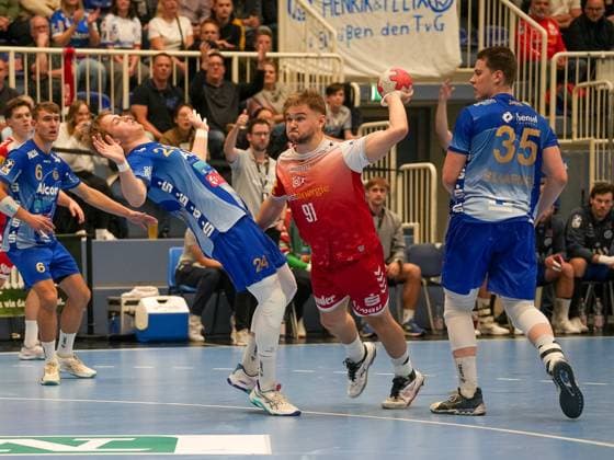 Alexander Schoss (TuSEM Essen, 91) beim Torwurf gegen Axel Skaarnaes (TV Grosswallstadt, 35) und Ben Connar Battermann (TV Grosswallstadt, 24) TuSEM Essen vs. TV Grosswallstadt, Handball, 2. Bundesliga, 7. Spieltag, Saison 2025 2026, 10.10.2025 TuSEM Essen vs. TV Grosswallstadt, Handball, 2. Bundesliga, 7. Spieltag, Saison 2025 2026, 10.10.2025 Essen Copyright: xEibner-Pressefoto DamianxKruczynx EP_DKI