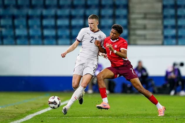 Lucerne, Switzerland, 10th October 2025: Tomas Orri Robertsson (21 Iceland) and Franz-Ethan Meichtry (7 Switzerland) battle for the ball (duel) during the UEFA Under21 EURO Qualifier, EM, Europameisterschaft football match between Switzerland and Iceland at Swissporarena in Lucerne, Switzerland. (Daniela Porcelli SPP) Copyright: xDanielaxPorcellix xSPPx spp-en-DaPoSp-20251010-DP203680