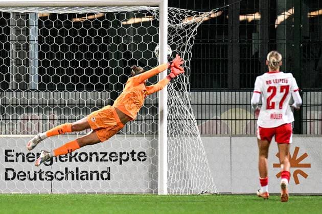 Fußball I Frauen I Saison 2025-2026 I Bundesliga I 6. Spieltag I RB Leipzig - SGS Essen I 10.10.2025 Elvira Johanna Herzog (1, Rasenballsport Leipzig) lenkt den Ball mit einer Parade ans Außennetz Leipzig RB Trainingszentrum, Cottaweg 7 Sachsen Deutschland Copyright: xLobeca InesxHähnelx