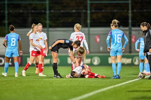 10.10.2025, GER, Frauenfußball, BL, 2025 2026, RB Leipzig - SGS Essen Giovanna Hoffmann (7, RB Leipzig), verletzt am Boden Leipzig Trainingszentrum der Roten Bulle Sachsen Deutschland