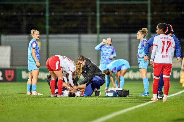 10.10.2025, GER, Frauenfußball, BL, 2025 2026, RB Leipzig - SGS Essen Giovanna Hoffmann (7, RB Leipzig), verletzt am Boden Leipzig Trainingszentrum der Roten Bulle Sachsen Deutschland