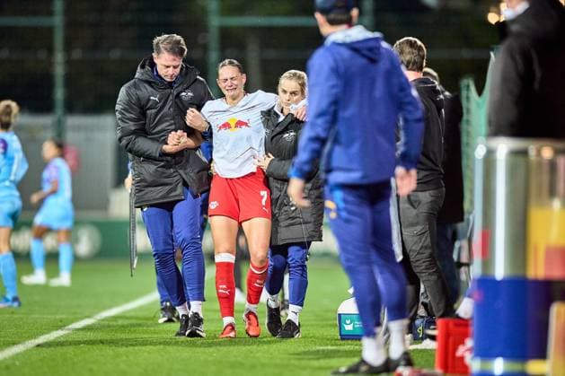 10.10.2025, GER, Frauenfußball, BL, 2025 2026, RB Leipzig - SGS Essen Giovanna Hoffmann (7, RB Leipzig), wird verletzt ausgewechselt, gestützt Leipzig Trainingszentrum der Roten Bulle Sachsen Deutschland