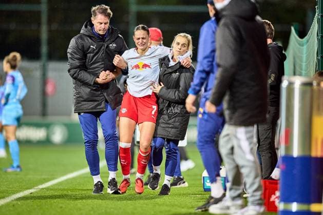10.10.2025, GER, Frauenfußball, BL, 2025 2026, RB Leipzig - SGS Essen Giovanna Hoffmann (7, RB Leipzig), wird verletzt ausgewechselt, gestützt Leipzig Trainingszentrum der Roten Bulle Sachsen Deutschland